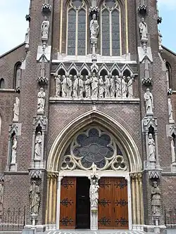 Voorzijde met beelden (ca. 2007)