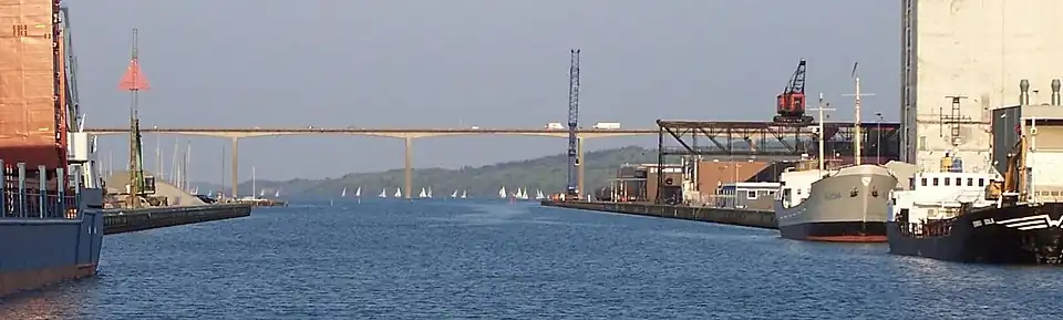 De Vejlefjordbrug, gezien vanuit de haven van Vejle
