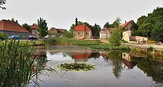 Dorpsplein met vijver (2015)