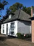 Lage woning, gepleisterd, terzijde topgevel