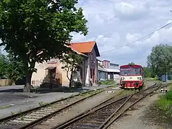 Station Velvary met trein