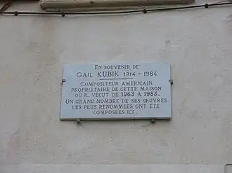 Gedenkplaat voor Gail Kubik, die van 1963 tot 1983 in Venasque leefde.