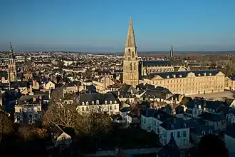 Gezicht op de stad met de voormalige Abbaye de la Trinité