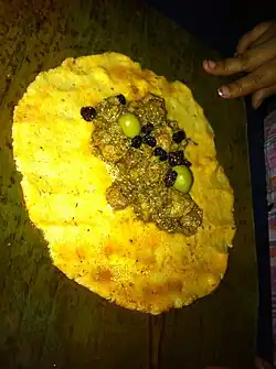 Deeg wordt gevuld met het stoofpotje en vervolgens verpakt