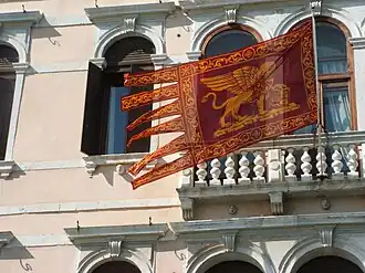 De vlag van de Republiek Venetië op een paleis aan het Canal Grande