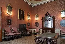 Een van de museaal ingerichte salons