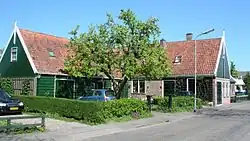 Een van de typerende huizen in Venhuizen
