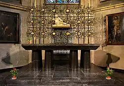 Zijaltaar zuidbeuk met Pietà