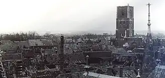 De Venlose binnenstad na de bombardementen, met rechts de zwaar beschadigde toren van de Sint-Martinuskerk