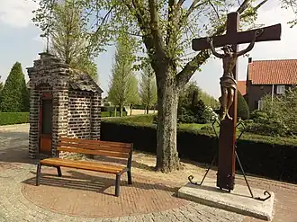 Mariakapelletje en wegkruis Oude Heereweg