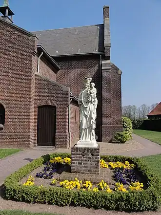 O.L.V. Geboortekerk buitenbeeld Maria koningin met kind