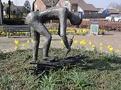 sculptuur op dorpsplein mbt Carnaval