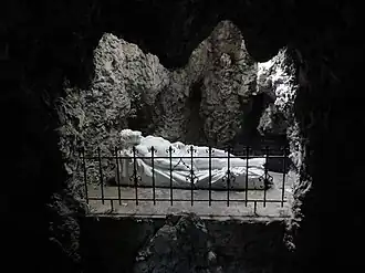 Trans Cedron, kruiswegpark, grot, statie 14, graflegging.