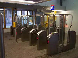 2005, stationshal met tourniquets