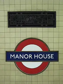 De roundel onder een opgesierd ventilatierooster.