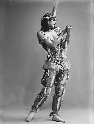 Zobeïde (Vera Fokina) drijft een dolk door haar hart