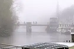 De Oosterbrug gezien vanaf de Herebrug op een mistige morgen
