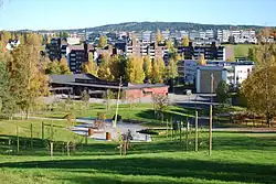 Verdensparken (wereldpark) met een zithoek in het zuiden van het park. Op de heuvel op de achtergrond de gebouwen in Gransdalen.