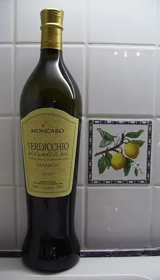 Verdicchio in karakteristieke amfora fles