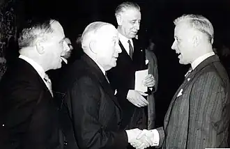 J.A. Bierens de Haan met o.a. burgemeester D'Ailly (1951)