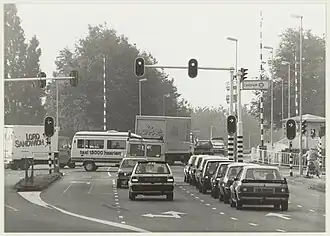 Verkeersdrukte op de Prinsenbrug, ziende naar het oosten
