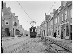 Tram van de NBM te Rhenen, na verlegging van het tramspoor na herstel van oorlogsschade uit 1940; 1941.