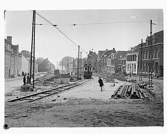 Tram van de NBM te Rhenen, na verlegging van het tramspoor na herstel van oorlogsschade uit 1940; 1941.
