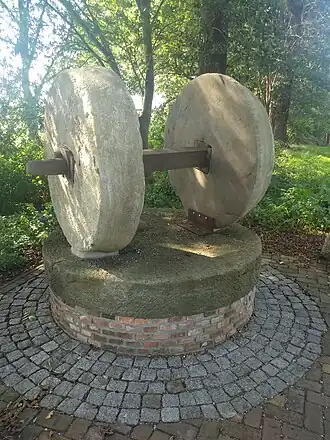 monument van de verdwenen oliemolen De Vermolen (2020)