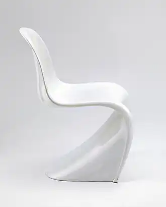 Foto van een witte plastic stoel die gemaakt is uit een stuk. De foto van de stoel is genomen tegen een witte achtergrond.