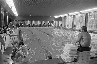 Vernieuwd Marnixbad, aan het Marnixplein in Amsterdam houdt open huis (1974)