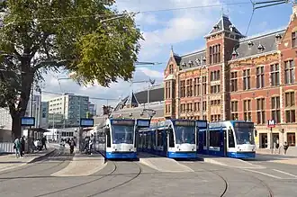 Vernieuwd tramstation Amsterdam Centraal Westzijde met Combino's op de tramlijnen 2, 12 en 13.
