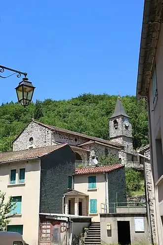 Dorpszicht met kerk Saint-Thomas