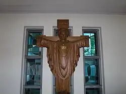 Eikenhouten beeld aan de doopkapel