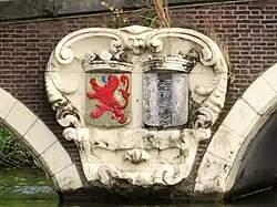 Versiering op de brug N.O. zijde.