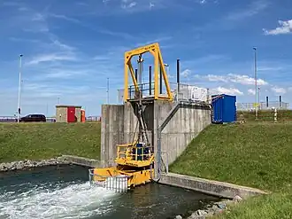Een 50 kW Verticale As water Turbine in de doorlaat naast de zeesluis in Vlissingen