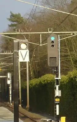 Het uitrijsein toont veilig (groen), het vertreklicht knippert.