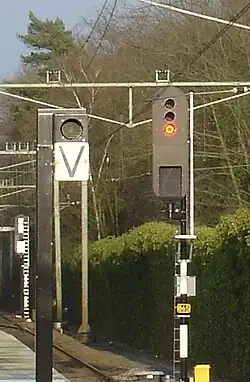 Het uitrijsein toont onveilig (rood), het vertreklicht brandt niet.