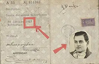 Een vroeg voorbeeld van een vals persoonsbewijs van T. van Renthergem. De datum is vervalst en de foto is eraf gepulkt en vervangen door een gelijmd dun exemplaar.