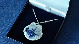 Een Delfts blauwe Verwoerd hanger uit 1952[1]