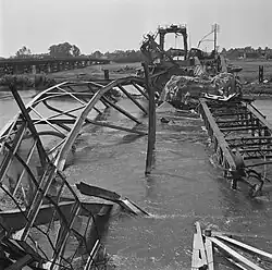 Verwoeste Weg en Spoorbrug in Zutphen, april 1945