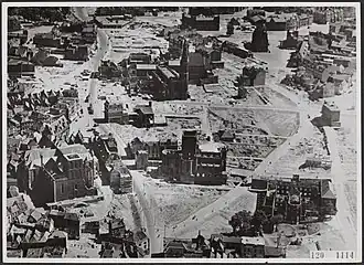 Politiefoto uit 1945: op de voorgrond het vooral in februari 1944 gebombardeerde deel van het centrum (linksvoor de Sint-Stevenskerk zonder torenspits, in het midden de overblijfselen van de Sint-Augustinuskerk.