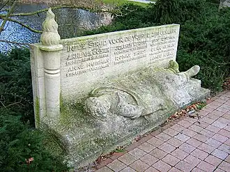 Het oorlogsmonument op de begraafplaats