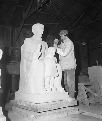 Onkenhout werkend aan het Oorlogsmonument Kollumerpomp (1950)