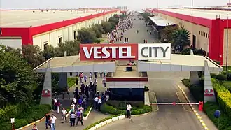 Hoofdlocatie van Vestel Group in Manisa, Turkije, met links de "Refrigerator 1"-fabriek en rechts de "Refrigerator 2"-fabriek.