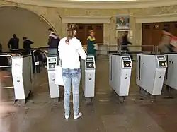 De poortjes in de stationshal