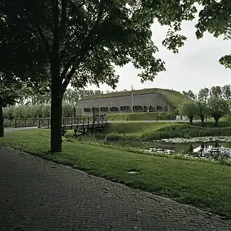 De kazerne met brug over de gracht