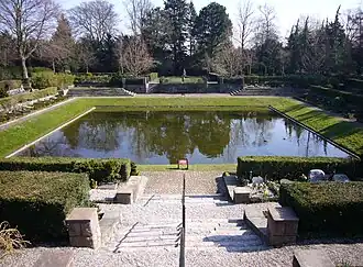 Een van de kunstmatige meren op het kerkhof