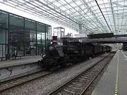 Een museumtrein van Vestsjællands Veterantog op de onderste sporen.