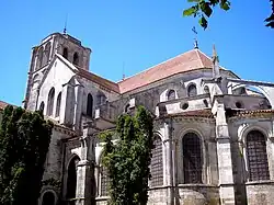 De koorafsluiting met koornissen.