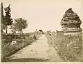 De Via Appia Antica met ruïnes van graven op een foto uit 1870-1890